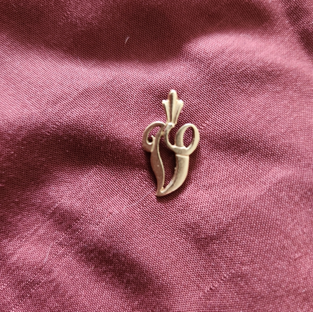 Vintage 14k gold ""V" initial pendant
